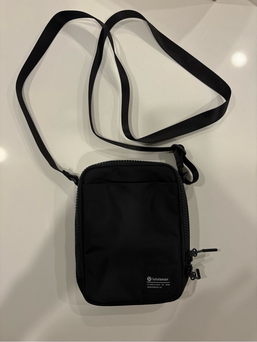 NWOT Lululemon Crossbody - Black